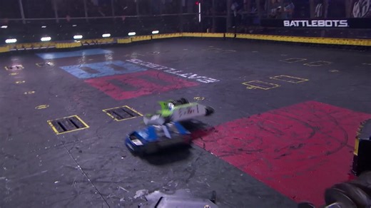 他们刚刚是不是把竞技场弄坏了？！| Big Dill vs Blip | BattleBots：拉斯维加斯的复仇