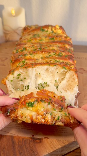 Cheesy Garlic & Parsley Butter Bread 🍞🧀🧈🧄👩‍🍳✨ Fluffy, golden, and irresistibly buttery — this homemade bread is filled with cheesy garlic-parsley goodness inside every layer. Perfect for sharing (or not 😋) #baking #breadrecipe #CheesyBread #cheesebread #GarlicBread | This Everyday Vibe