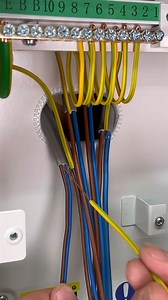 Electrician Effortlessly Builds Up a New Consumer Unit #electricalwork #Consumerunit #circuitprotection #wiring | EFIXX