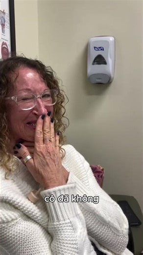 Người phụ nữ không thể nhịn được cười