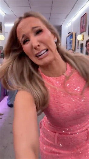 Nikki Glaser cleared the Spirit Tunnel… and our cameraman! 😭