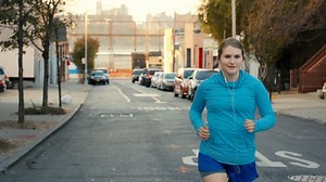 Jillian Bell hilariously learned how to run like the pros from an unlikely source. | Entertainment Weekly