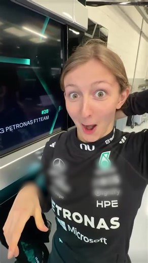Pilote de développement chez Mercedes, Doriane Pin a découvert pour la première fois les sensations d’une Formule 1 sur le circuit de Silverstone. Après 200 km au volant de la mythique monoplace de 2021, la Française de 22 ans partage, pour Ouest-France, son expérience. #DorianePin #SportsTiktok #Formule1 #F1 #Mercedes #MercedesF1