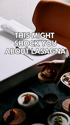 Think lasagna has always been saucy and red? 🍅 Think again. We’re diving into the surprising history of lasagna—before tomatoes ever hit the plate. Layers of pasta, cheese, and meat… but no pomodoro in sight. 🇮🇹👀 | Al Dente
