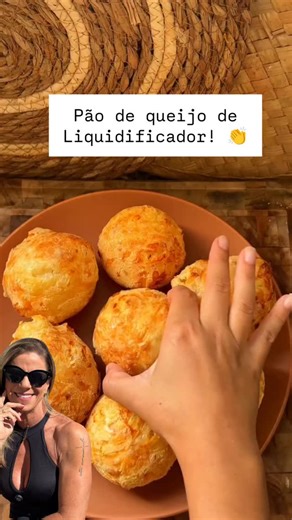 Paula Monteiro on Instagram: "🧀 Pão de queijo de liquidificador, do jeitinho que a gente ama! Lindona, esse aqui é daqueles pra acompanhar um café sem complicação e sem bagunça na cozinha ☕ 📝 Ingredientes: • 🥚 2 ovos • 🫒 1/3 de xícara de óleo • 🥛 1 xícara de leite • 🌾 2 xícaras de polvilho azedo + 2 colheres de sopa (a massa fica mais líquida mesmo, depois ajusta pela textura) • 🧂 1 colher de chá de sal (ajusta conforme o sal do seu queijo) • 🧀 1 xícara de queijo ralado 🔥 Modo de prepar