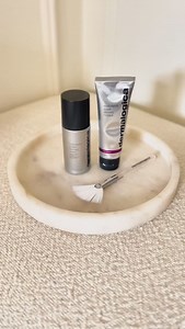 After the holidays, my skin feels stressed and needs extra care to recover🤍. Stressed skin often shows up as dryness, dullness, fine lines, and a weakened barrier. The Multivitamin Power Recovery Masque is my go-to rescue treatment. Infused with vitamins A, C, and E, along with linoleic acid, it deeply nourishes and helps repair signs of ageing and stress✨. To lock in the benefits, I follow up with the Multivitamin Power Recovery Cream, a vitamin-rich daily moisturiser that combats fine lines, 