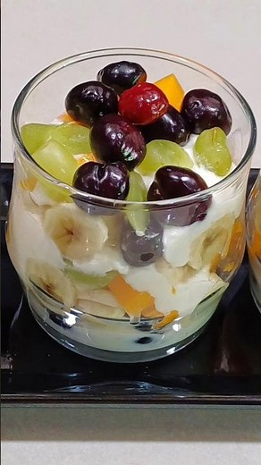 Layered Fresh Fruit & Greek Yogurt Parfait #spicesmart