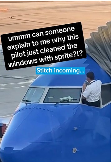 @Pilot Morris and @esteeontiktok show you what pilots really use to clean their windows 🛫 #KLM #RoyalDutchAirlines #cleaning #aviation