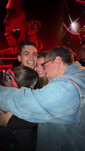 Agradecido de este momento, de las personas que nos rodearon y nos felicitaron con un amor tan sincero, jamás lo esperé de un grupo de trabajo, sobre todo en un ambiente como las redes sociales, fueron parte fundamental esta semana y que decir de este último día, literalmente un sueño , amando a todo el squad Coca cola, más que una marca, son personas maravillosas 🖤 Sobre todo también agradecerle a @kamiloproductor que a penas le conté la idea, me apaño en 1 segundo y no dudo en coordinar todo 