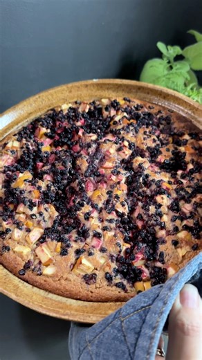 Kalorievenlig kage med hyldebær og æble🍏🫐 uden hvedemel og hvidt sukker🙌🏻 En syrlig og lækkert svampet kage, som du bliver nød til at smage Så nu skal du i gang med at bage, og jeg håber det vil din mave velbehage, så jeg ikke risikere en klage, men du istedet et stykke mere vil tage af min lækre kage..det rimer (næsten), så jeg kunne ikke stoppe😂 Kom gerne med kommentarer der rimer!?😍😂 Kalorievenlig..skørt udtryk😂 hvem er de venlige overfor og hvordan kan en kage og kalorier entligt vær