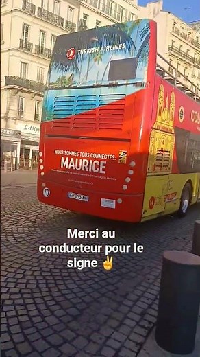 passage du bus à impérial sur la ligne colorbus