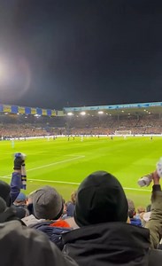 The fans did Gary Speed proud last night on the 11th minute. 👏🏻🏴󠁧󠁢󠁷󠁬󠁳󠁿 🎥 @jamesmfreems #LUFC | 🟡🔵 | The Leeds Salute