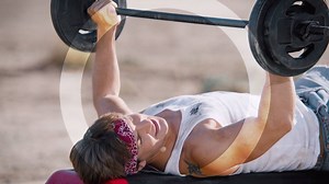 Stell dich dem aktuellen IRON BARS Kurs in Houston, Texas und bring deine Muskeln im 55-minütigen Ganzkörper-Langhantel-Workout zum brennen! Mach dich bereit für Übungen wie Squats, Biceps Curles oder Dead Lifts und gib alles! #PUMPUPTHEGYM & #EscapeEverydayLife | John Reed Fitness