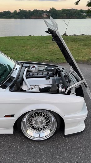 BMW 325is: Gusheshe, Stanced, and Powerful