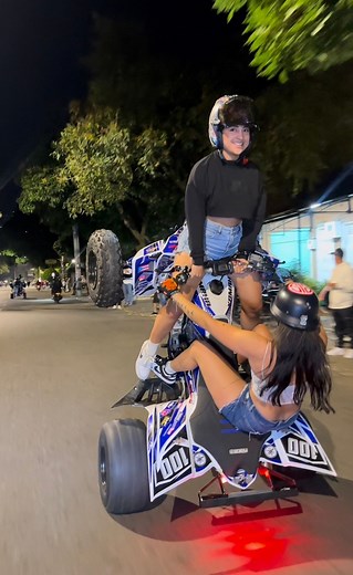 UuUuuu 👑🐐🔥 con Vivi 🫶🏼🇨🇴 #bikelife #stunt #girlpower #medellin | Paola Michelle
