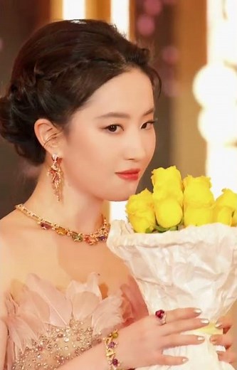 250319 | Liu Yifei x 2025 Television Series of China Quality Ceremony Red Carpet(Official Video)