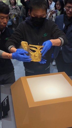 An exquisite #gold mask and a 104cm-tall #bronze figure, both dating back over 3,000 years, were removed from protective boxes and placed into display cases at Shanghai Museum's east branch this morning. The east branch will begin its soft opening on Feb 2, featuring a trial opening of its "Bronze Exhibition Hall" and a special #exhibition "Stars Over China: The Ancient Shu Civilization of Sanxingdui and Jinsha." #ArtisticVibes Shanghai Museum | Shanghai Let's meet