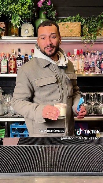 I Malcolm testar provar vi Frangelico och Likör 43 tillsammans med grädde 🍦 kombon sägs smaka som glassen 88. Nötigt, sött och krämigt med tydlig nostalgikänsla. En oväntad likördrink som verkligen testar gränsen mellan dessert och cocktail. Recept: - 3 cl frangelico - 3 cl likör 43 - 6 cl grädde - 1 cl sockerlag REKLAM FÖR LIQVD Beställ barkitet och köp vår kurs på liqvd.se. Allt du behöver för att skapa drinkar på riktigt 🍸 Följ mig för fler drinktips och inspiration till cocktails, groggar,