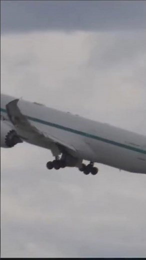 ZIPAIR Boeing 787-8 Dreamliner takes off from LAX on 25R for a rare south side flight to Tokyo (NRT)