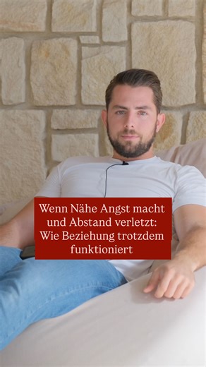 Emanuel Erk | Beziehungscoach on Instagram: "Wie können ein verlustängstlicher und ein vermeidender Bindungstyp eine glückliche Beziehung führen, obwohl sie sich gegenseitig so stark triggern? Der eine braucht Nähe, Rückmeldung und Sicherheit und erlebt Rückzug schnell als bedrohlich. Alte Verluste werden aktiviert und der Wunsch nach Verbindung wird immer stärker. Der andere braucht Raum, Ruhe und Autonomie und fühlt sich durch genau diese Nähe schnell eingeengt. Rückzug wird zum Weg, sich wied