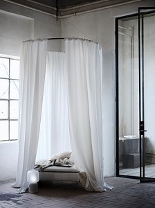 IKEA börjar sälja ljudabsorberande gardiner. Få lite lugn och ro med Gunnlaug.