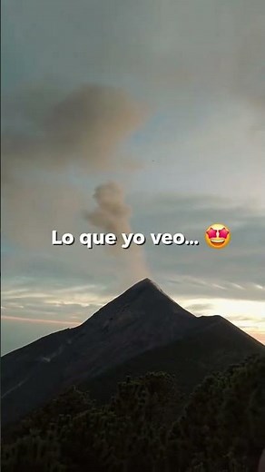 Mágicas vistas del volcán de Fuego y su bellos celajes. (Sin derechos de autor).