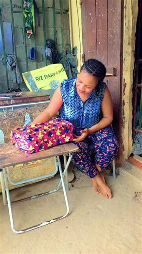 le cadeau 🎁🎁#comedie_humour #viral_video #gabontiktok🇬🇦 🇬🇦🇬🇦🇬🇦🇬🇦#france🇫🇷 🇫🇷🇫🇷🇫🇷🇫🇷