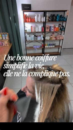 Angéla Guichard | Coiffeuse experte & Coach capillaire on Instagram: "🧠✨ Alléger sa charge mentale, ça commence parfois par les cheveux. Avec cette cliente, on a beaucoup parlé de charge mentale. De cette fatigue invisible qui s’accumule quand on jongle entre le travail, la route, une formation exigeante, la vie de maman… et peu de temps pour soi. Elle n’avait ni l’envie ni l’énergie de passer des heures à se coiffer chaque matin. Mais au fond, il y avait un besoin profond : ✨ une coiffure qui 