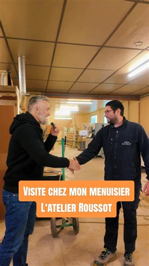 Depuis bientôt 10 ans, l’Atelier Roussot fabrique les meubles de nos bornes chez Arcade Vintage. 🤝 Un partenariat solide, basé sur la confiance, la précision et le respect du travail bien fait. Dans cette vidéo, on vous emmène découvrir leur atelier 🪵 leurs machines ⚙️ et surtout le savoir-faire artisanal qui se cache derrière chaque meuble que nous utilisons depuis toutes ces années. Du vrai travail d’artisan 🇫🇷 local, sérieux, passionné… comme on aime. Vous avez été nombreux à nous demande