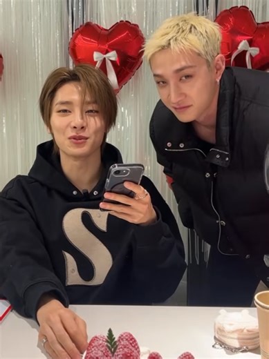 Bang Chan Celebrates I.N's Birthday Live with Stray Kids