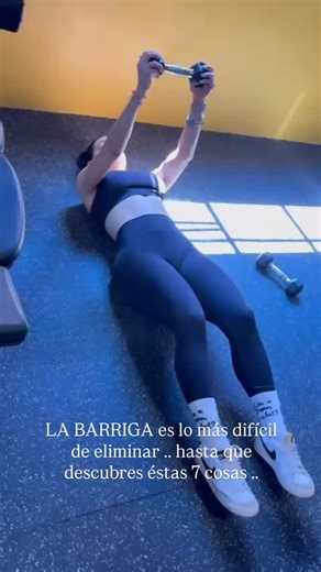 Ethel Ruvalcaba Zoeger on Instagram: "1) A veces no es grasa, es inflamación. Puede venir de mala digestión, gases, estrenimiento o intolerancias. Si tu abdomen cambia de tamaño a lo largo del día, hay inflamación. 2) El estrés acumula grasa en el abdomen. Cuando vives estresado, tu cuerpo produce cortisol. Este hormona ordena almacenar grasa justo en la panza. Aunque comas poco. 3) Dormir mal engorda. Con poco sueño tu cuerpo pide más comida,especialmente azúcar. Además, quemas menos calorías p