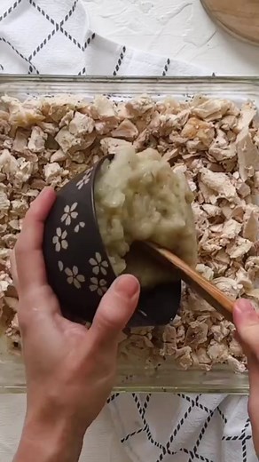 4.4K views | With just 4 ingredients, you can use up leftover cooked chicken in this cheesy, comforting Chicken and Stuffing Casserole. Be sure to prep two and freeze one for later using our freezing instructions! Get the recipe → https://thrivinghomeblog.com/cheesy-chicken-casserole-real-food-meets-reality/ #chickendinner #easydinner #easyrecipe #easymeals #easyfood #kidfriendly #kidfood | Thriving Home | Facebook