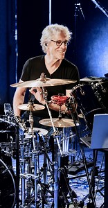 Stewart Copeland performs “Murder by Numbers” by The Police. This track was almost left off Synchronicity! The band had one extra song to choose from, and it came down to this or “Miss Gradenko.” In the end, the groove and creativity of “Murder by Numbers” made it the winner. Click the link in our bio to watch the full video, where Stewart also shares how his drumming style blends punk, rock, and influences from diverse musical traditions. 🎤: The Police 🥁: Stewart Copeland 🎧: Murdered By Numb