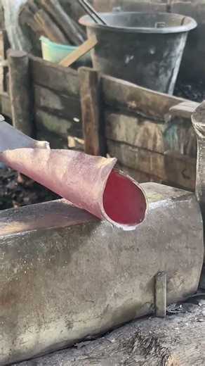 The coiling process of a hook tool. #blacksmith #metalworking #toolmaking