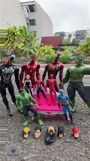 Aram Sam Sam Dance with Head Superhero