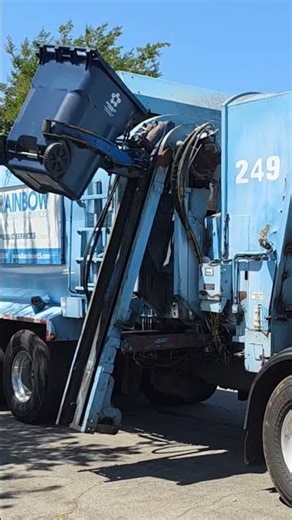 Republic Services Revving Amrep Garbage Truck on recycle!