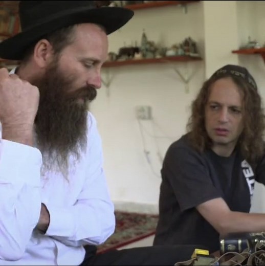 אמיר חצרוני מניח תפילין בזמן אמת