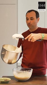 Les meilleures gaufres du monde par François Perret ✨ Des gaufres, oui, mais des gaufres championnes du monde, s’il vous plaît ! Merci qui ? Merci François Perret, bien sûr. Bis repetita. Après nous avoir proposé le meilleur pain perdu du monde, François Perret s’attaque à un autre monument de l’enfance : les gaufres. Croustillantes, dorées à souhait, mais aussi faciles à réaliser, le chef pâtissier du Ritz Paris et Ritz Paris Le Comptoir sait parler aux papilles des gourmands. Si ce sont ses en