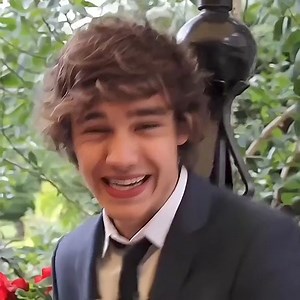 Who's gonna be the first to say goodbye? 💔 | One Direction Fans