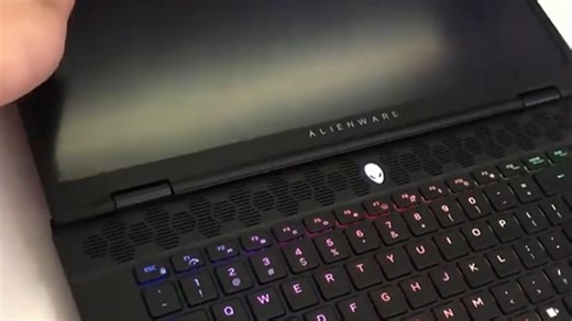 外星人电脑外设联动灯效同步氛围拉满，多设备RGB光效联动，一键切换游戏、办公模式，沉浸体验秒入场景，告别繁琐设置，打造专属个性桌面生态。