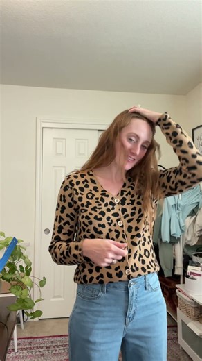 I am 5ft6in 123lbs wearing a size S in this leopard cardigan