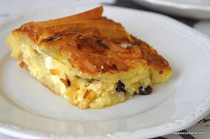 Plăcintă cu brânză și stafide cu foi subțiri din comerț - rețeta de plăcinta creață