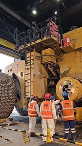 View of the world's largest Cat 995 wheel loader | Alat Berat Mania