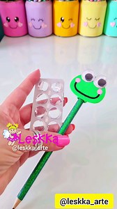 340K views · 10K reactions | Ponteira fácil e fofinha, mais uma ideia bacana para o retorno das aulas Olhinhos com reciclagem de embalagem de remédio e papel preto Feitos com colas de silicone líquido e cola instantânea 2 da @tekbondartesanato que tem as melhores colas ❤ #leskkaeva #criança #reciclagemcriativa #recursospedagógicos #educacaoinfantil #pedagogia #pedagogiaporamor #educacao #ludico #saladeaula #leskkaarte #diycraft #reciclagem | Leskka Arte | Facebook