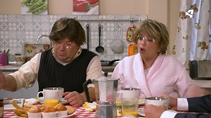 ¡PRIMER "DESAYUNANDO CON" DE LA TEMPORADA! Una nueva entrega de Desayunando con… nos lleva a la cocina de la familia Puigdemont, con el Carles escondido tras las palmas de sus manos porque lo siguen buscando. Y todo por haber declarado unilateralmente la independencia de Cataluña, ya ves. Pero no hace bien en sacar el tema, porque sus padres tienen una conversación pendiente con él; relacionada con la independencia precisamente… Y es que el tipo no colabora para nada en el domicilio familiar y t