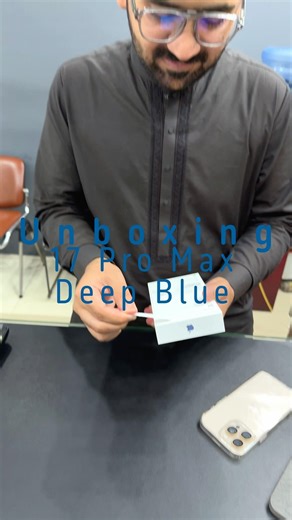 Unboxing iPhone 17 Pro Max Deep Blue