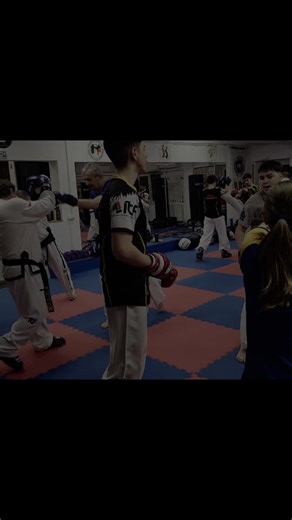 🔥🥋 Sâmbătă seara. Sala plină. Energie la maxim. La ACS DRAGONUL Baia Mare, antrenamentele nu țin cont de weekend. Aici se lucrează. Se transpiră. Se revine cu plăcere, de fiecare dată. 💪 Mișcare care te ține activ 🥋 Taekwon-do ITF 🎥 Câteva secunde dintr-un antrenament de sâmbătă seara 👊 Sportivii sunt pregătiți de: Master Dan Goron – 7 Dan, Antrenor Emerit 📲 Înscrieri & informații: 0744 753 754 🌐 Facebook: CS Dragonul Baia Mare Dacă lor le place, te așteptăm și pe tine lângă noi. 🐉