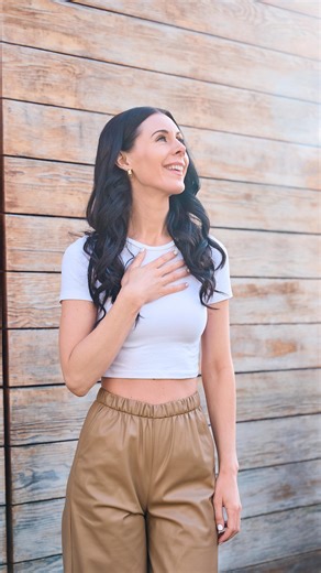 Danielle Collins, The Face Yoga Expert on Instagram: "A gentle yet powerful eye massage for reducing puffiness and dark circles. 👉Ooh and come to my free Face Yoga masterclass by commenting the word FRESH and I will send you the link! Never underestimate how effective this simple eye massage can be for under your eyes. It works by draining excess fluid and toxins that can build up in the under eye area. Here’s how to do it: • Place three fingers on the small bone just beneath your eyes. 