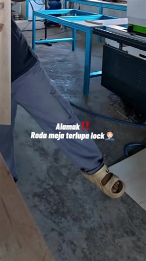 Buat hal la meja ni pon. Naya kawan. Promosi raya haji masih open ya, berbaki 2 rumah lg kekosongan. #arch #jatuh #drykitchen #kitchencabinet #mujistyle