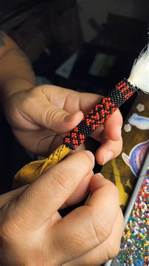 Here's how to add thread to your beadwork to keep on going without messing up or remembering where you left off #peyotestitchthis #fblifestyle #beading #add #thread | Julie James